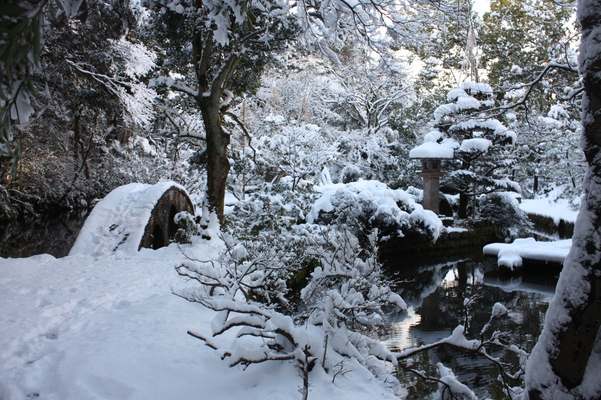 積雪の尾山神社「神苑」と「渡月橋」
