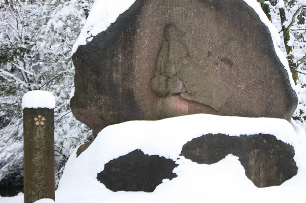 積雪の尾山神社「お松の方坐像」
