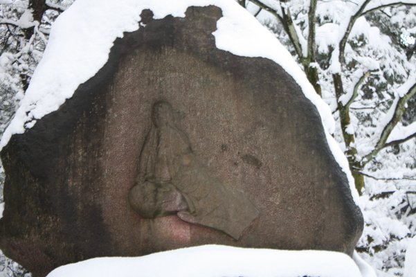 積雪の尾山神社「お松の方坐像