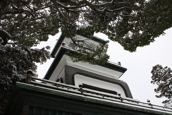 積雪の尾山神社「神門」上層