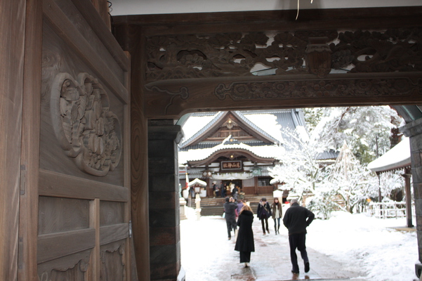 雪の尾山神社「神門と拝殿」