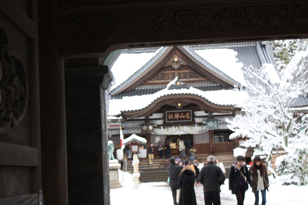 「神門」から見た雪の尾山神社拝殿