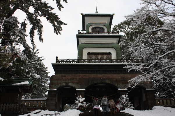 積雪の尾山神社「神門」