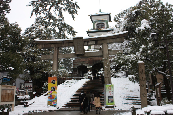 積雪の尾山神社「神門」と鳥居