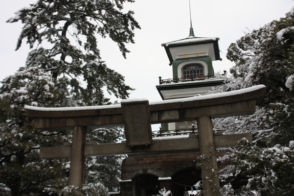 積雪の尾山神社「神門」と最上層のステンドグラス