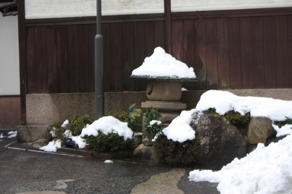 雪の山陰「三朝温泉」の街並み風情