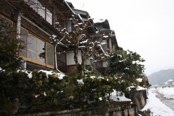 雪の山陰「三朝温泉」老舗旅館と三朝川