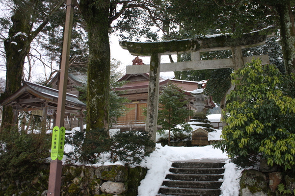 積雪の「三朝神社」鳥居