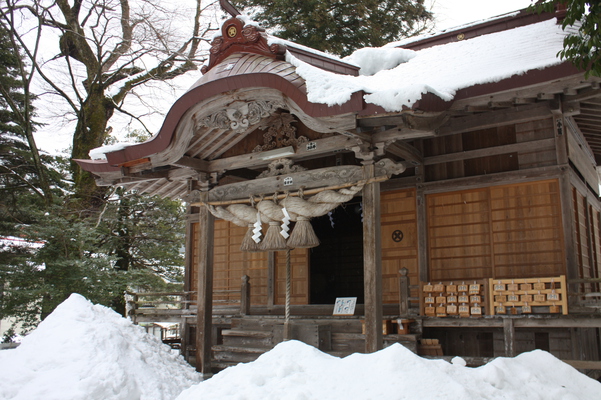 積雪の「三朝神社」拝殿