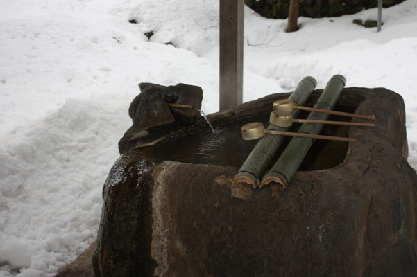 積雪の「三朝神社」の温泉の手水