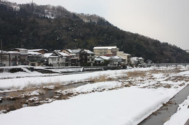 積雪の「三朝川」