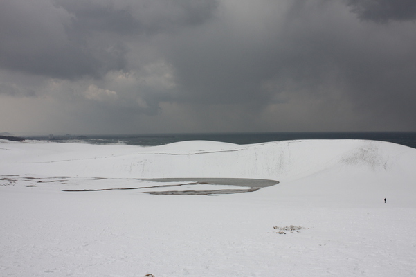 積雪の鳥取砂丘「馬の背」と”オアシス”遠景