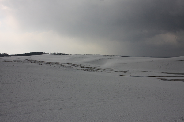 積雪の鳥取砂丘と雪雲