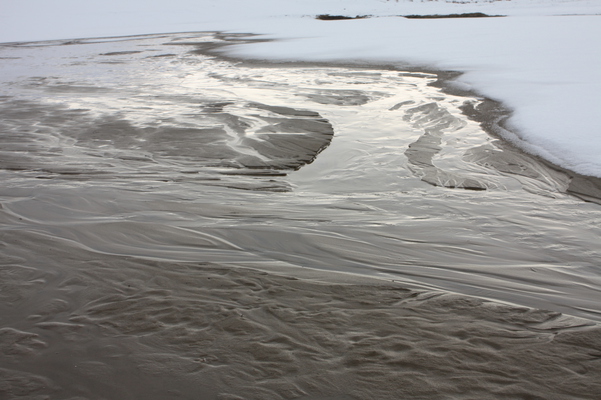 積雪の鳥取砂丘”オアシス”への流れ