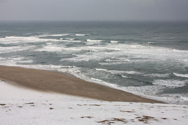 積雪の鳥取砂丘「馬の背」から見た日本海の白波