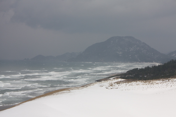 積雪の鳥取砂丘「馬の背」から見た海岸の冬景色