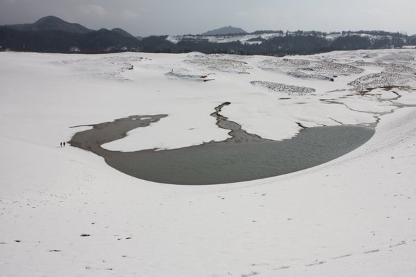 積雪の鳥取砂丘と池