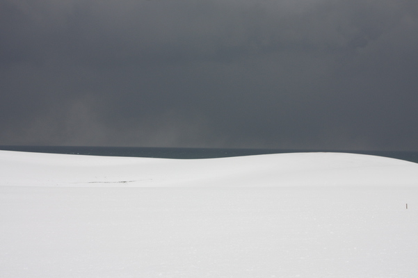 積雪の鳥取砂丘「雪原と冬の日本海」