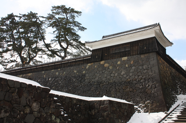 松江城「太鼓櫓・石垣」の雪景色