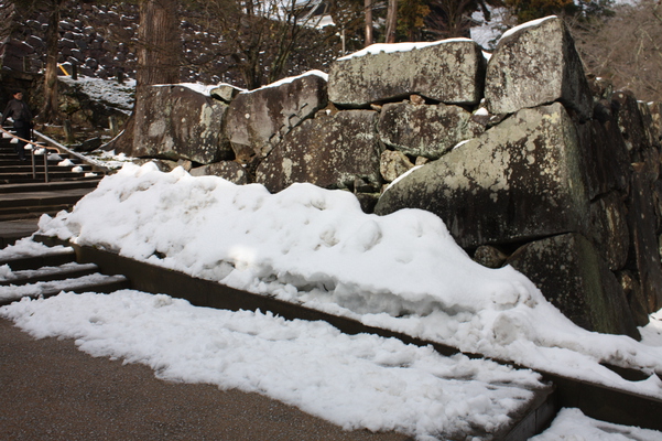 松江城の積雪と石垣