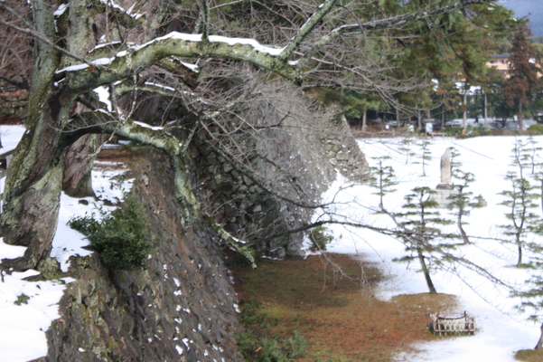 松江城の「二の丸石垣と下の段」雪景色