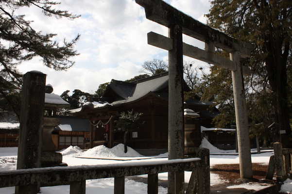 松江城内にある雪の「松江神社」