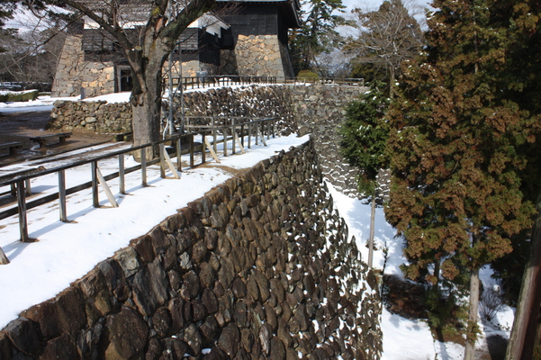 積雪の石垣と「天守閣」/癒し憩い画像データベース