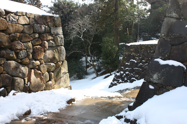 積雪の「松江城」の城門跡と石垣