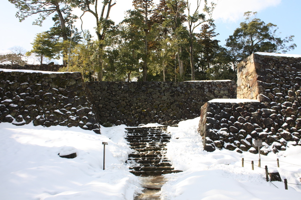 積雪の「松江城」石垣