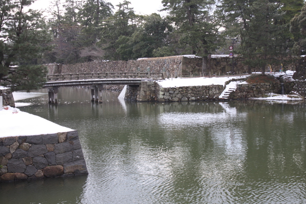 松江城「北惣門橋」と残雪景色