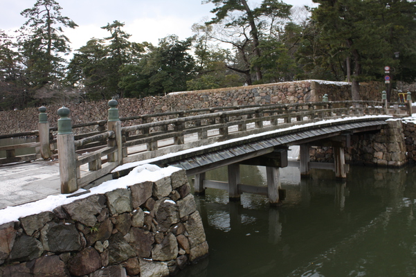 松江城の北惣門橋と石垣