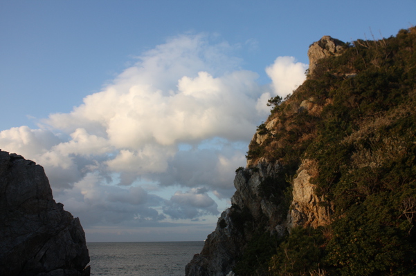 朝日に照らされる海岸の岩/癒し憩い画像データベース