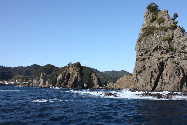 南伊豆「石廊崎岬巡り遊覧船」から見た島並みと奇岩