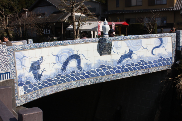 伊万里焼で装飾した橋