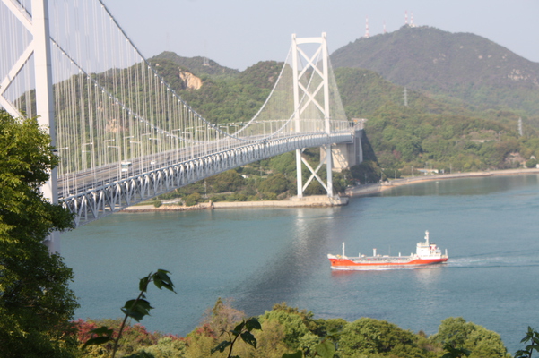因島大橋と船舶