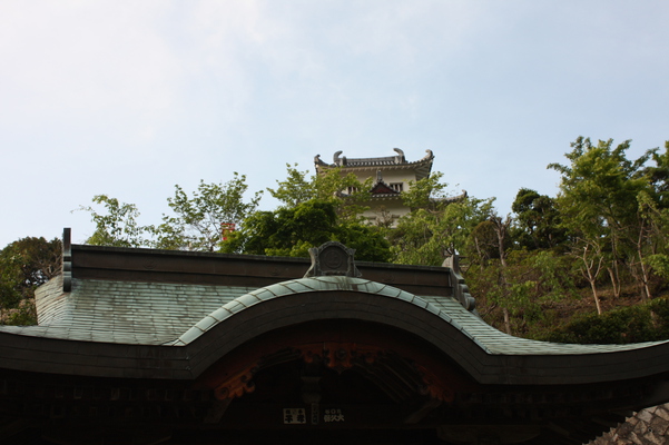 因島水軍城「城門と奥の本丸」/癒し憩い画像データベース