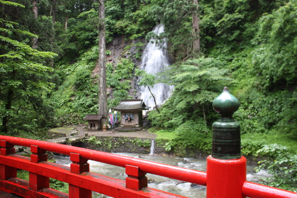 羽黒山参道の「須賀の滝、祓川、神橋」