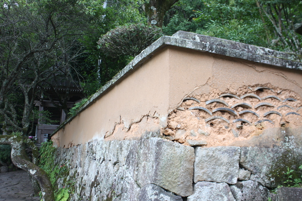歴史を語る寺の石垣と土塀