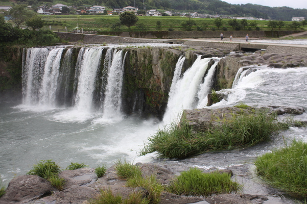 広い川幅から落ちる「原尻の滝」