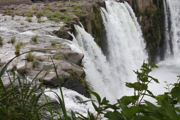 「原尻の滝」の滝口と瀑布