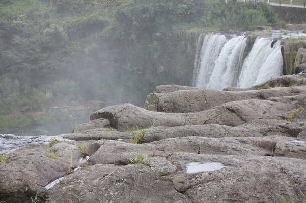 「原尻の滝」の滝口と水煙