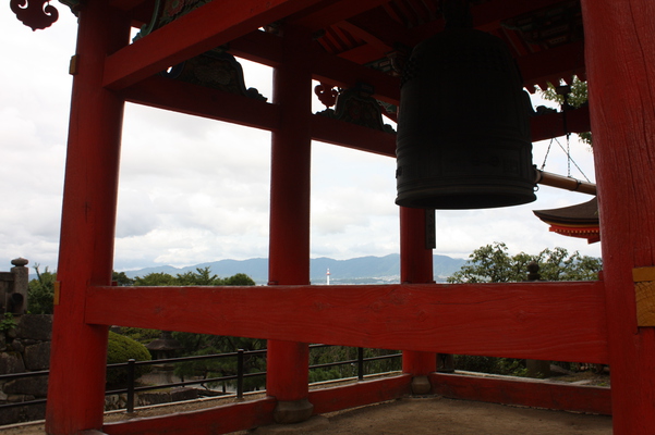 夏の京都・清水寺「鐘楼と梵鐘」