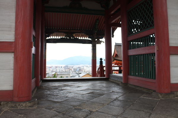 夏の京都・清水寺「西門」