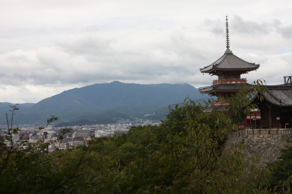 夏緑の清水寺「三重塔」と京都市街