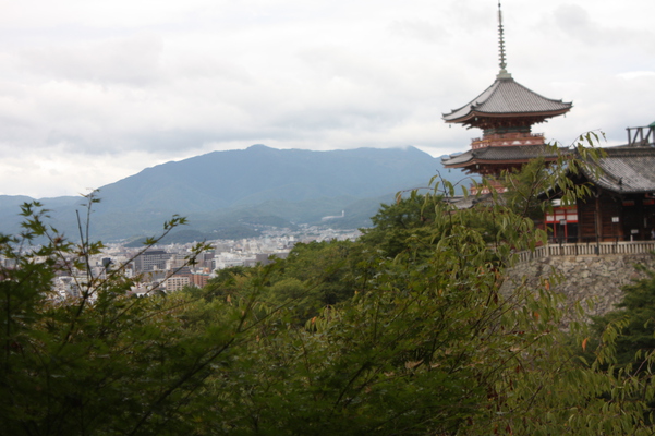 京都・清水寺「三重塔と市街地」/癒し憩い画像データベース