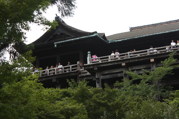 夏緑の京都・清水寺「本堂舞台と懸け造り」