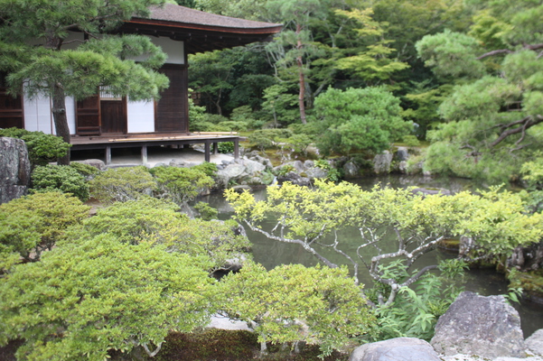 夏の銀閣寺「東求堂」と「錦鏡池」