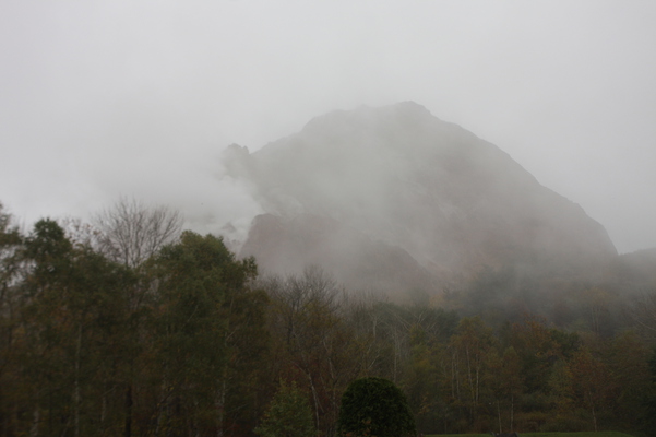 霧に包まれた秋の「昭和新山」
