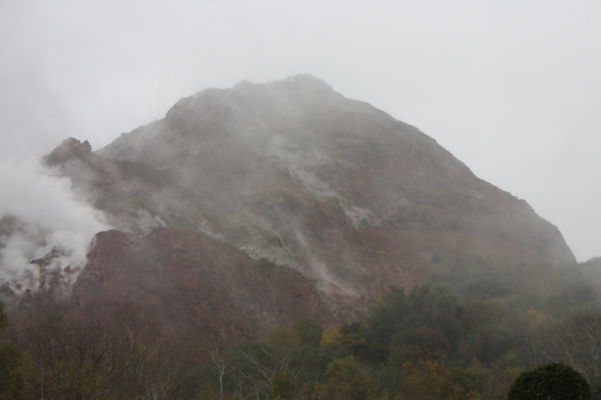 流れ霧と「昭和新山」の白煙