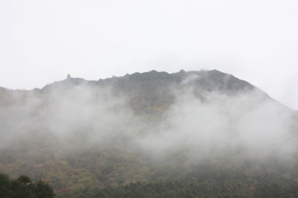 霧に包まれた秋の有珠山